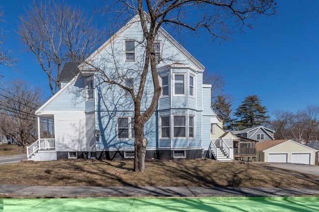 Photo - 221 Bridge St