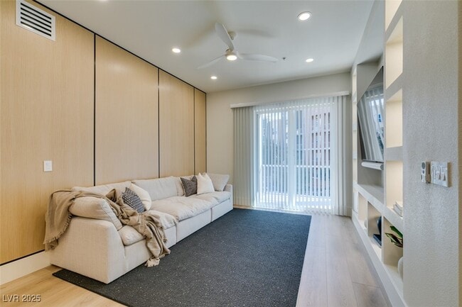 Building Photo - 32 E Serene Ave Unit 207