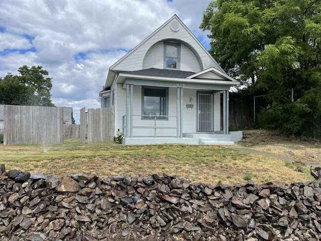 Front Street View - 614 W Spofford Ave Casa