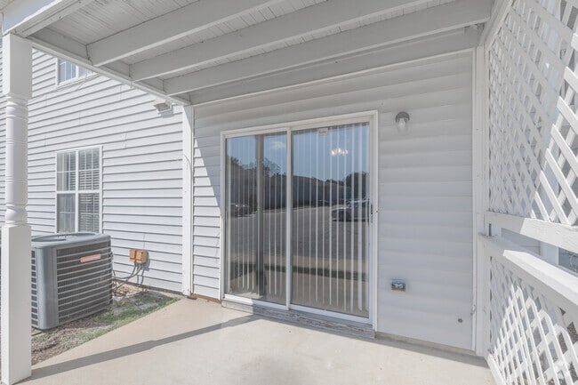 2BR, 2BA - 1,000SF - Porch