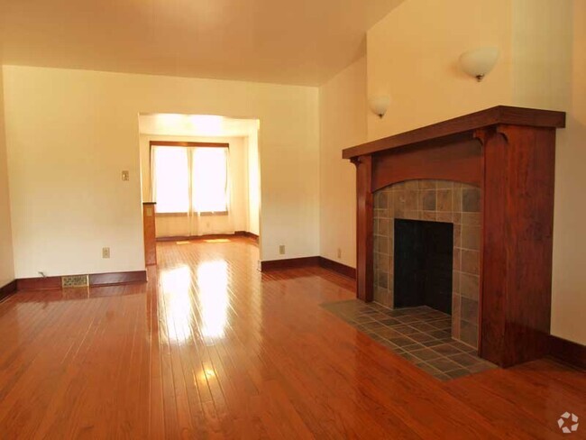 Building Photo - 1634 Aurelius St Rental