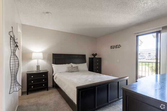 2BR, 2BA - 946 SF