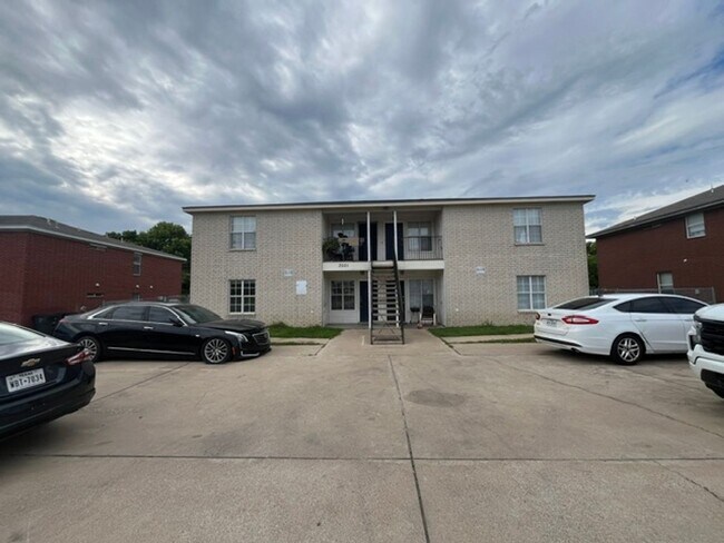 Building Photo - 3001 Cantabrian Dr Unit A