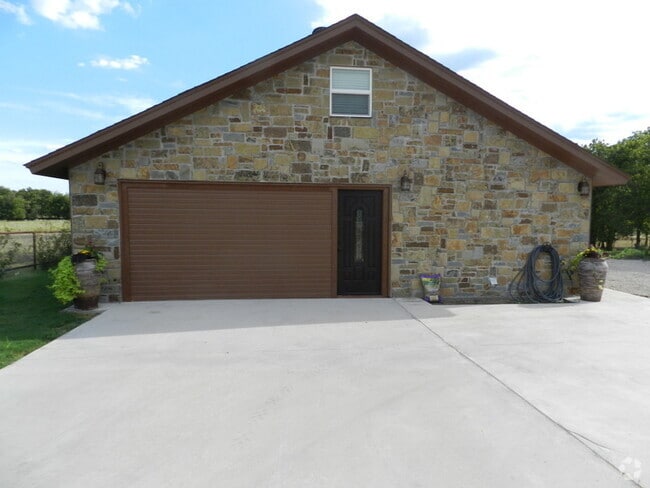 Building Photo - 2/2 Stone Stand Alone Apartment - RV HOOK ...