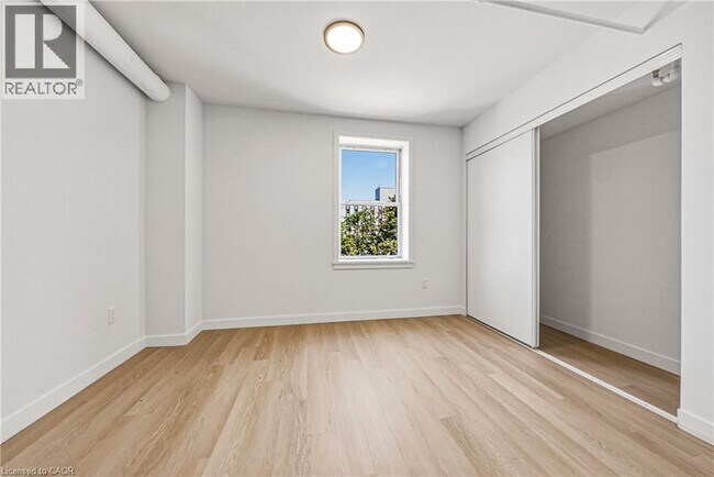 Photo - 325 James St S Unité 205