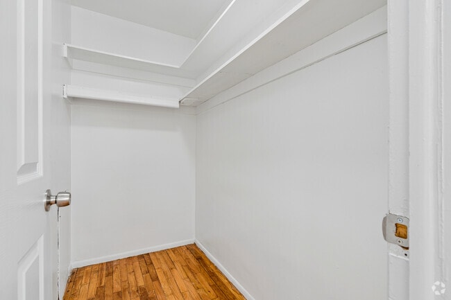 1BR, 1BA - 550SF - Closet
