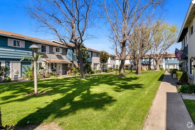 Building Photo - Townhome with Greenbelt Views and Modern U...