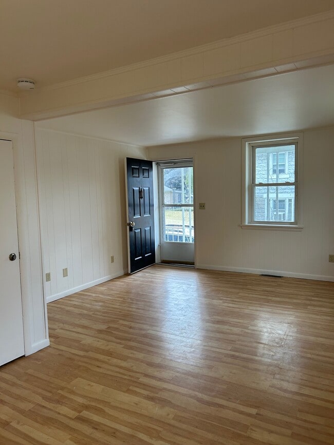 Photo - 238 W Queen St