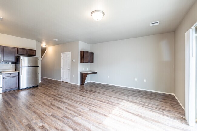 2 habitaciones, 2 baños y medio - Sala de estar - Jackson Heights Apartments & Townhomes