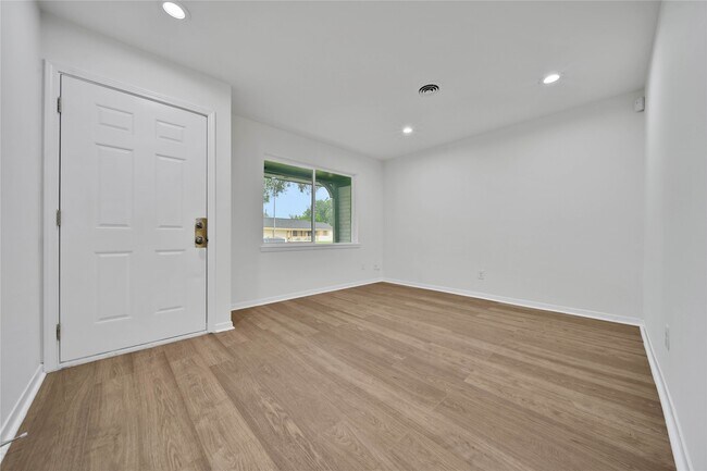 Photo - 5703 Oakham St