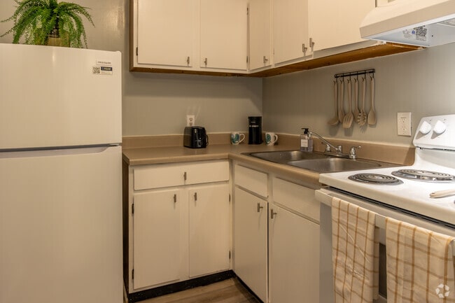 2BR, 1BA - 692 SF