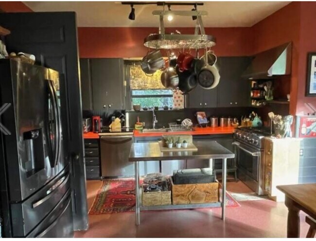 Large and fully equipped kitchen - 35 Larch St