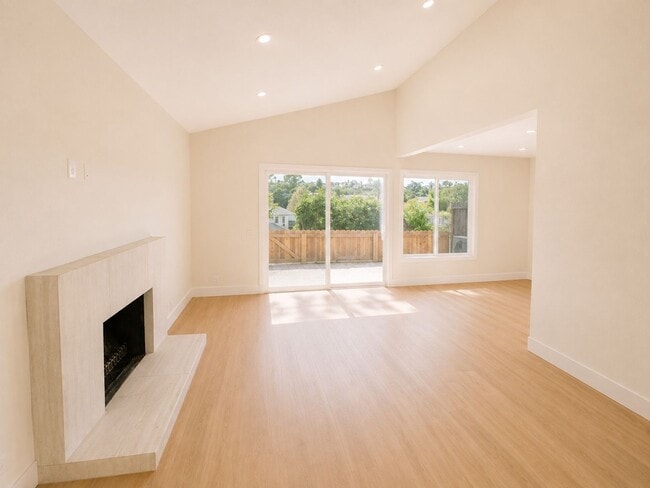 Building Photo - Beautifully Renovated 3BD/2BA Home in the Highly Desirable Pelican Way Community!