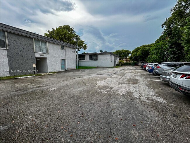 Building Photo - 10393 N Kendall Dr Unit U4 Rental