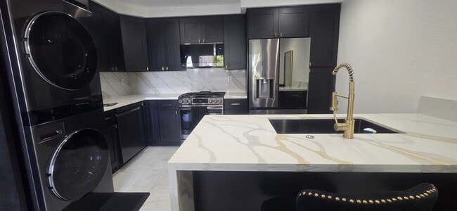 Building Photo - Renovated 3 Bedroom, 2 Bath Townhome with ...