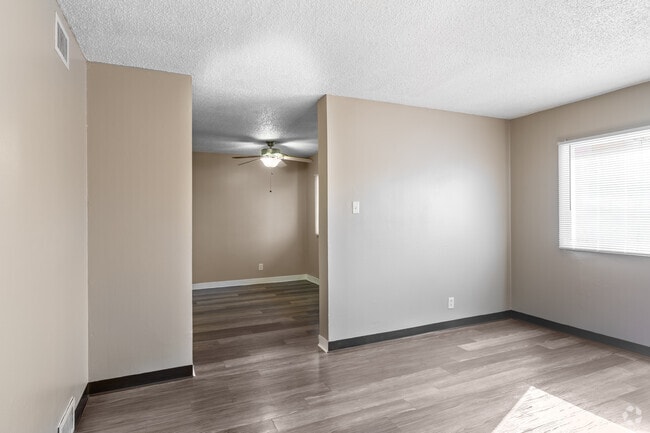 1BR, 1BA - 670SF - Living Room