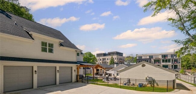 Photo - 8175 Main St