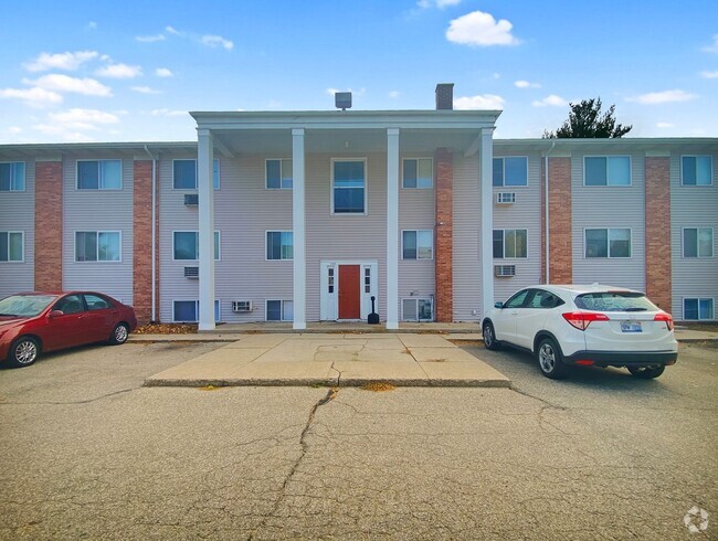 Building Photo - Two Bedroom - 1 Bath 2 Blocks from Lake Ma... Unit #37 Rental