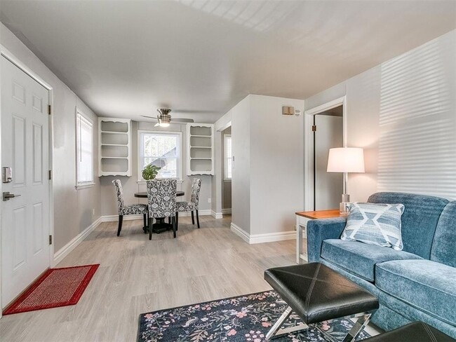 Photo - 203 E Brooks St