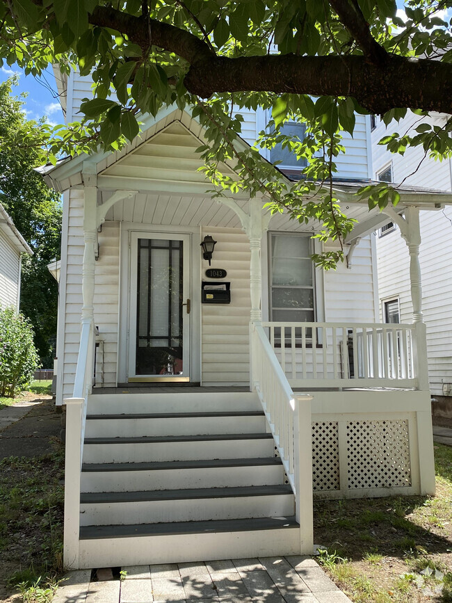 Building Photo - 1043 Memorial Ave Rental