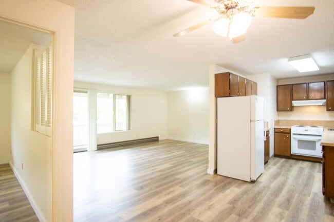 Photo - $250 OFF! Spacious Top Flr 2Bdr Flat, W/D ... Unit 9134