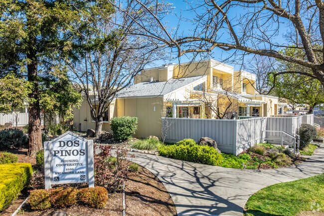 Entrada del edificio - Dos Pinos