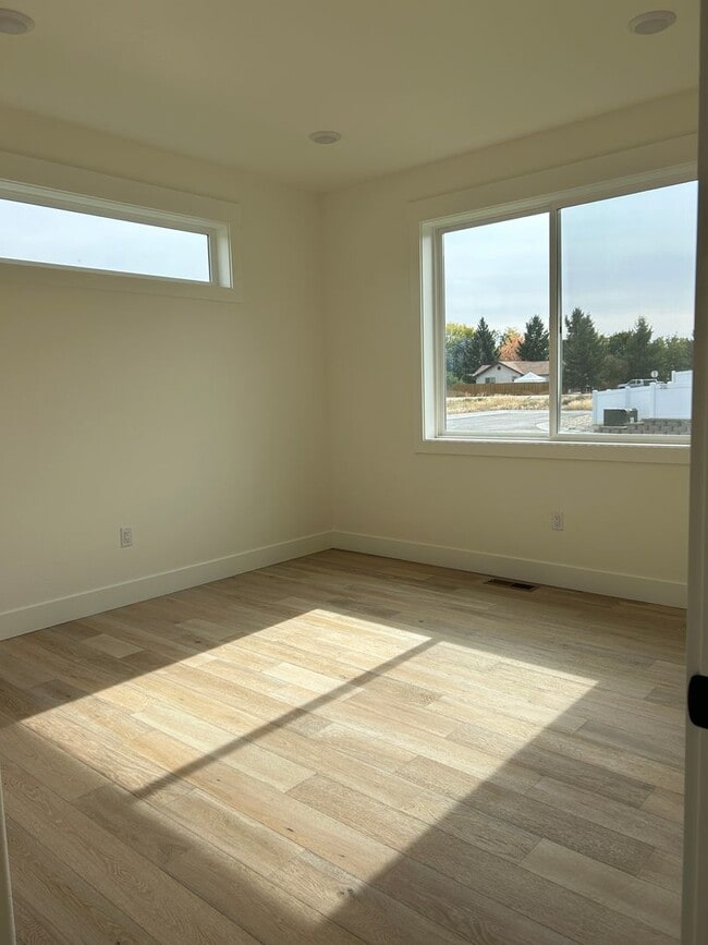Photo - Gorgeous Custom Condo in Hamilton