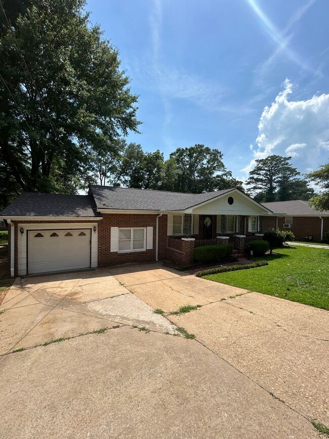 Building Photo - 4-Bedroom/3-Bath House - AVAILABLE NOW!