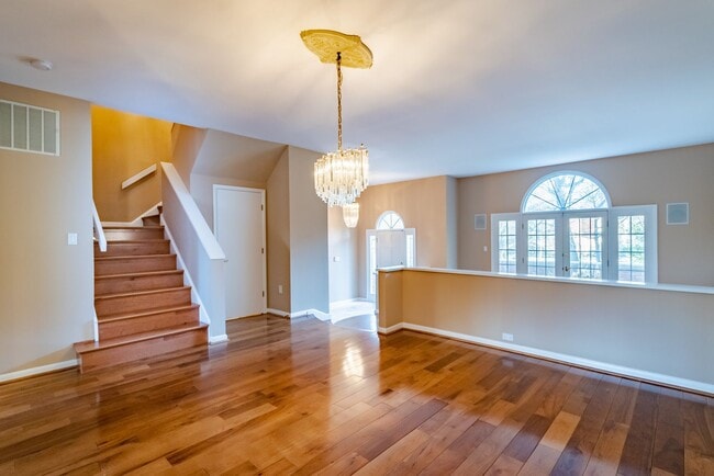 Photo - Luxurious 3 Bed 3 Full 1 Half Bath Brick Townhome In Beautiful Gresham Place