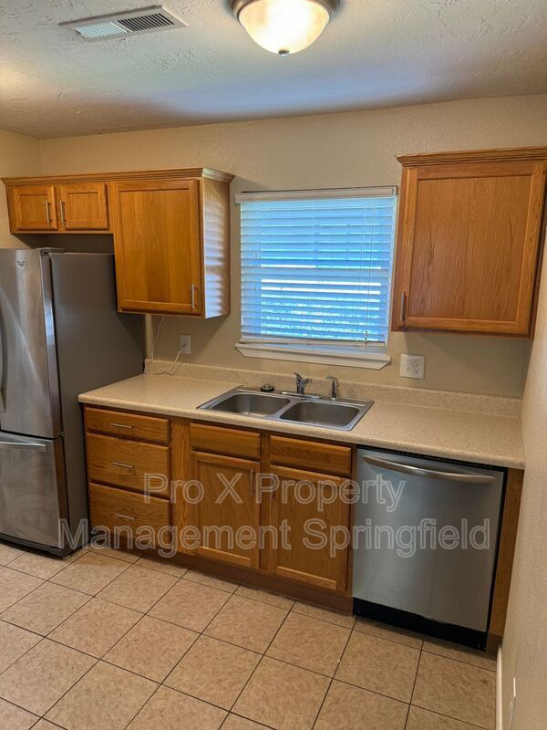 Photo - 1050 W Elm St Unit A