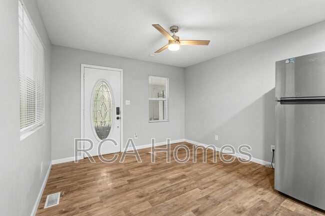 Photo - 834 W 26th St
