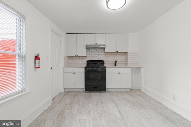 Photo - 221 Broadway St