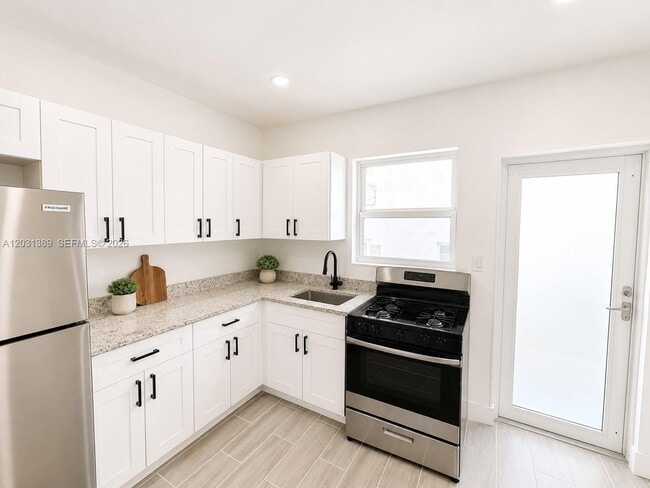 Photo - 7735 Byron Ave Unidad 2