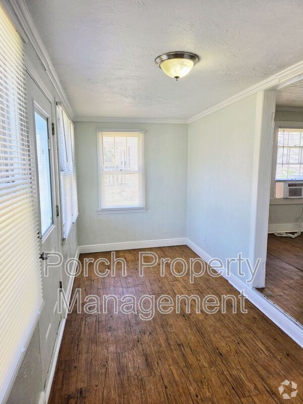 Building Photo - 219 W Belmont St Rental