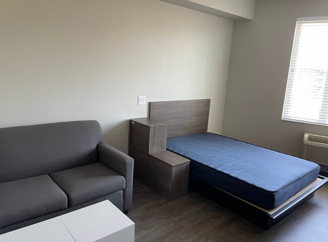 Photo - 802 Academy Way