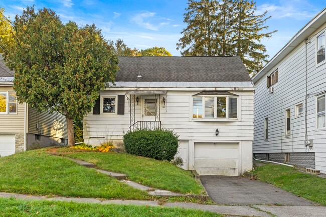 60 Leslie Ave