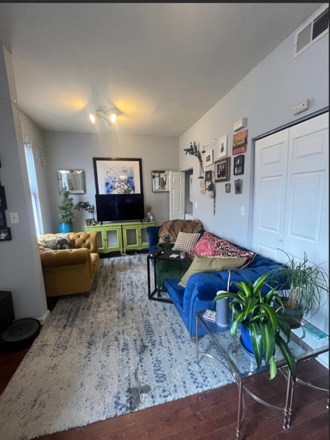 Photo - Wicker Park 1bd/1bth W/ Deck Avail 7/1 Unit 2R