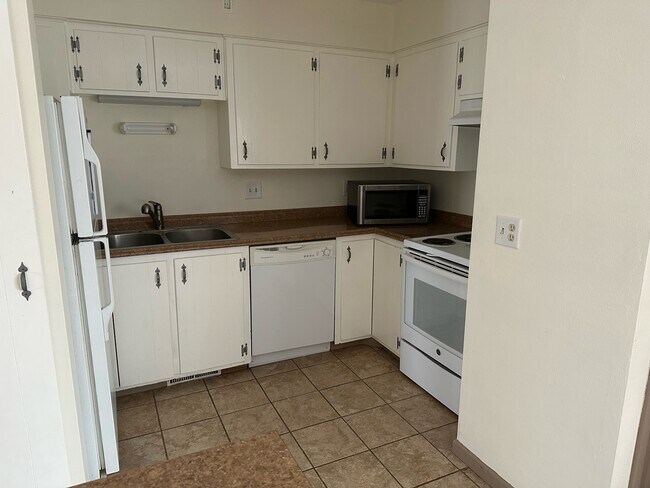 Kitchen - 1041 N Bristol St Unit 1041
