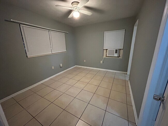 Photo - Cozy 1-Bedroom Apartment with Screened-In Patio & On-Site Laundry Unit 2