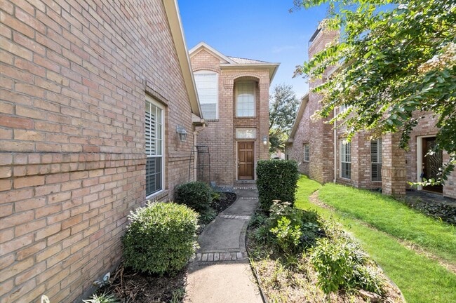 Building Photo - 1118 Enclave Square E