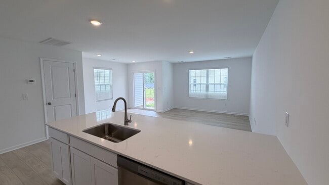 Photo - 206 Hunthill Rd