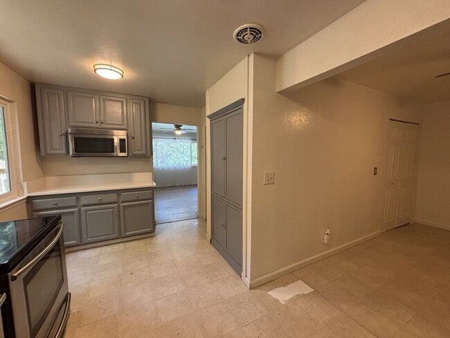 Darling 3-bedroom, 2-bath duplex home just minutes from Marshall Hospital and downtown Placerville!