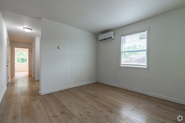 1BR, 1BA - 700SF - Living Room - 1154 Wilson St