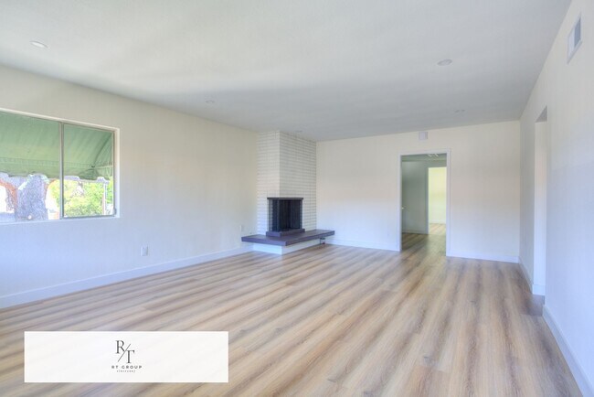 Photo - Fully Upgraded Spacious 3-Bedroom Unit in Prime Arcadia Location