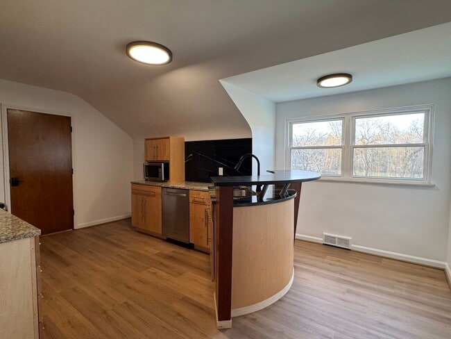 Renovated, Eat-In Kitchen - 2237 Evergreen Rd Unit 5