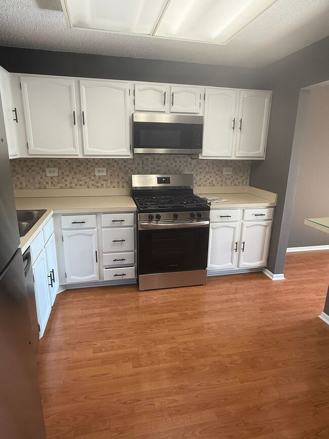 Photo - 5S565 Paxton Dr Unidad H