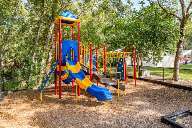 Patio de juegos - Sunny Creek Apartments