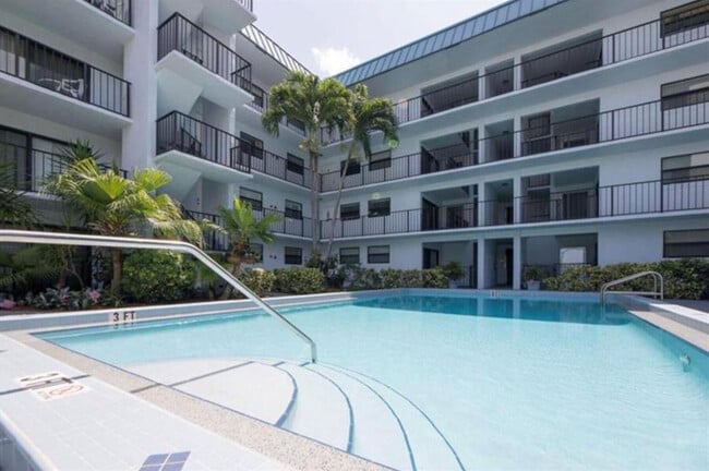 Building Photo - 1975 SE 3rd St Unit 403