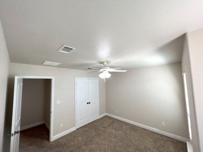 Photo - Move in special 1st month rent free **LARG...