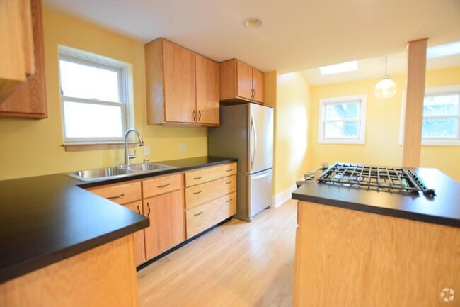 Building Photo - 207 W Court St Unit 1-Downstairs Rental